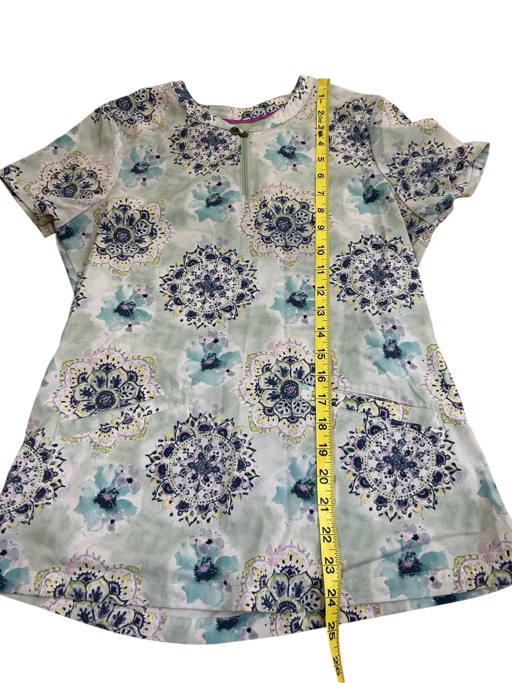 Healing Hands Water Color Medallion Ivy Printed Scrub Top size XS - Picture 7 of 7